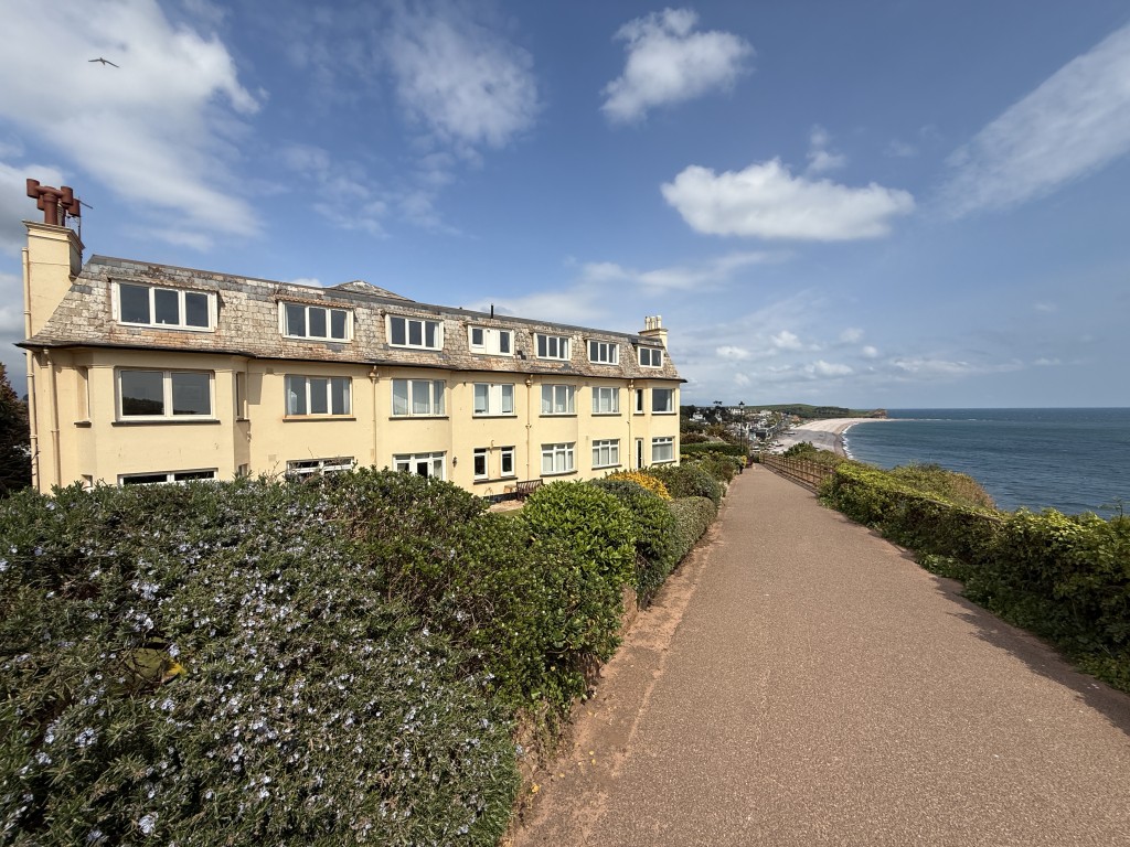 Lot: 124 - TOP FLOOR APARTMENT WITH STUNNING SEA VIEWS - View of the property and the sea